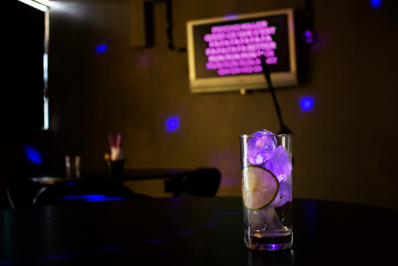 sala com um copo - v4.jpg